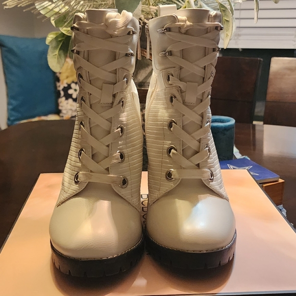 BCBGeneration Lace-up w/side zipper Size 9M/40 Bright White - Picture 6 of 6